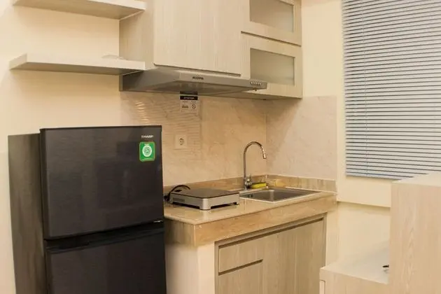 Homey Living 2Br At Meikarta Apartment - Mutfak
