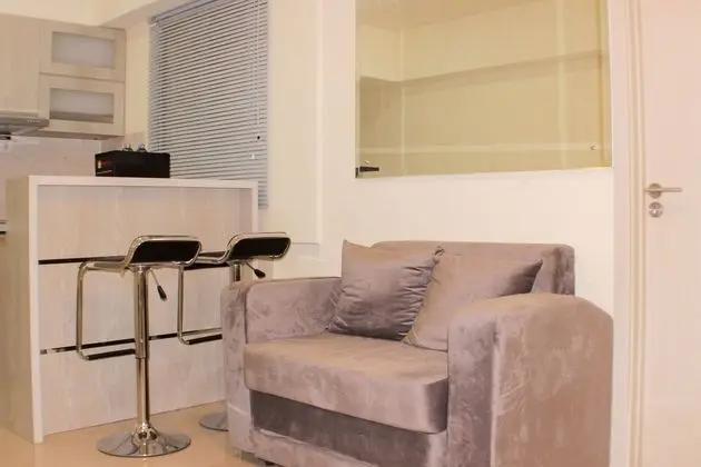Homey Living 2Br At Meikarta Apartment - Oda Düzeni