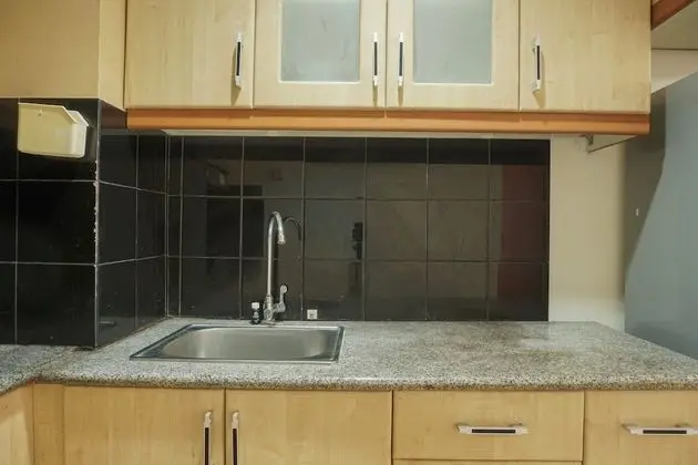 Homey and Modern with City View 2BR Poins Square Apartment - Mutfak