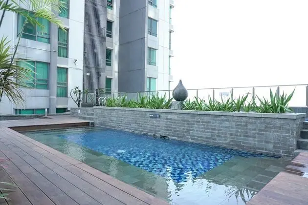 Homey with Private Lift 2BR Apartment at St. Moritz Puri near Mall - Havuz