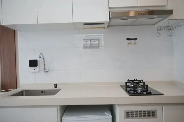 Homey And Simple Studio At Sky House Bsd Apartment - Mutfak