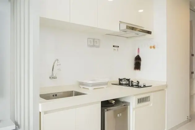 Homey And Warm Studio At Sky House Bsd Apartment - Mutfak