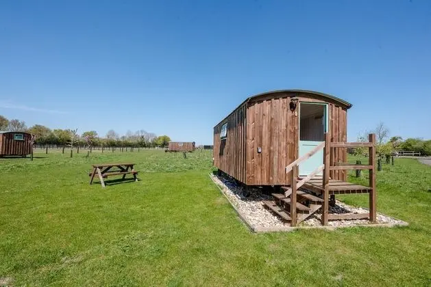 Honeysuckle Farm Hut 1 - Suffolk Farm Holidays - Öne Çıkan Resim