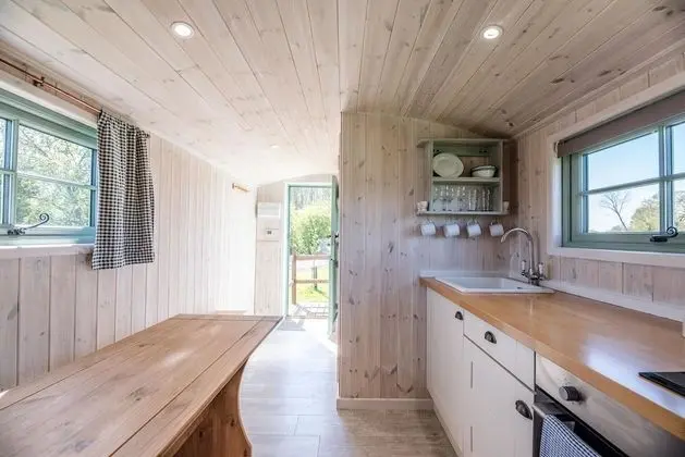 Honeysuckle Farm Hut 4 - Suffolk Farm Holidays - İç Mekan