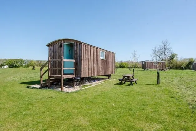 Honeysuckle Farm Hut 6 - Suffolk Farm Holidays