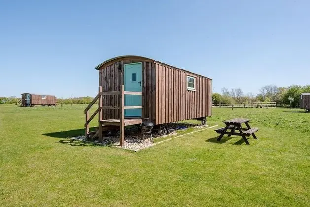 Honeysuckle Farm Hut 7 - Suffolk Farm Holidays