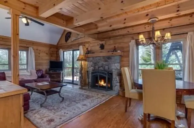 Horseshow Hideaway – Pet Friendly Cabin, 7 Minutes to TIEC