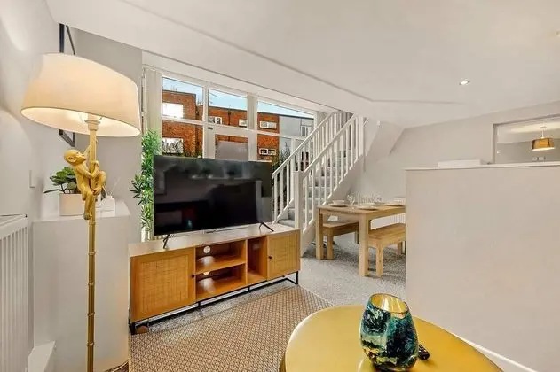 Host Apartments - Stylish Georgian Coach House