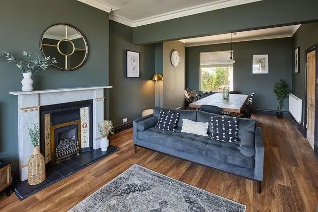 Host Stay Raven House