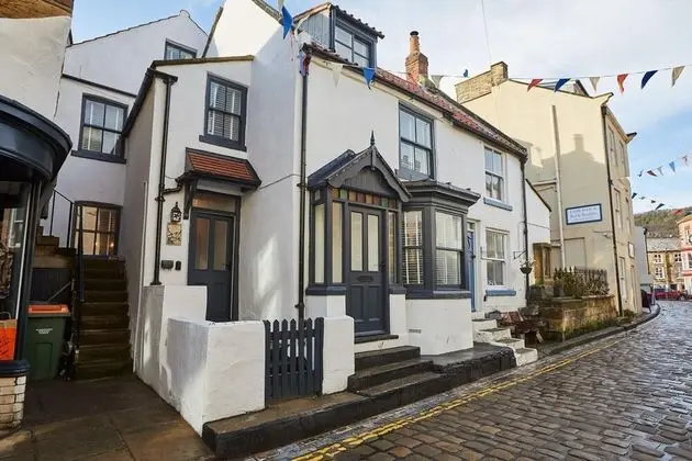 Host Stay Toffee Crackle House