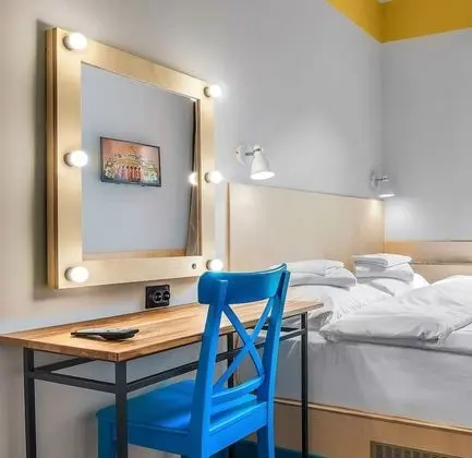 Hostel Friends Light