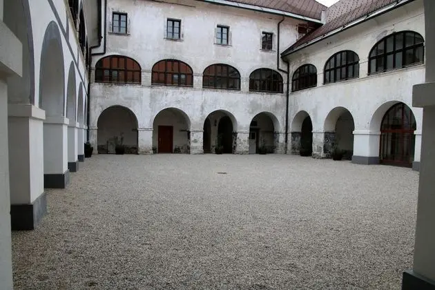 Hostel Javni Zavod Mekinjski Samostan - Dış Mekan