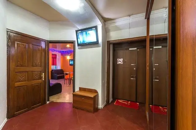 Hostel Time at the Red Gate - Öne Çıkan Resim