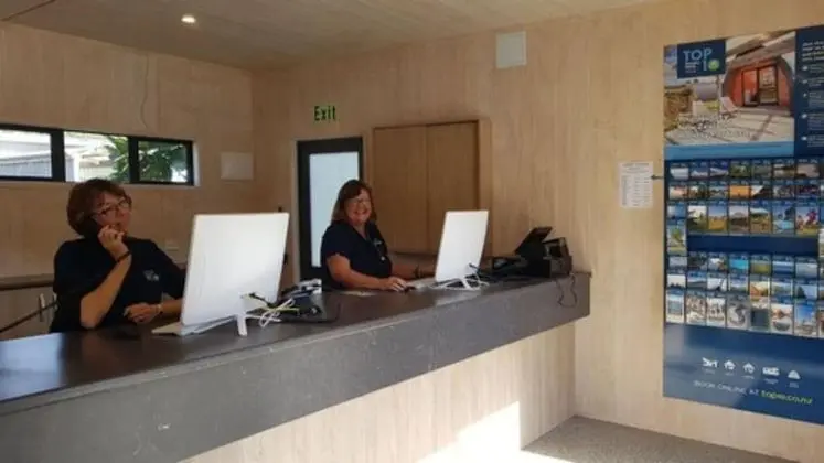 Hot Water Beach TOP 10 Holiday Park - Lobi