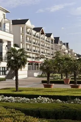 Hôtel Barrière l'Hôtel du Lac - Dış Mekan