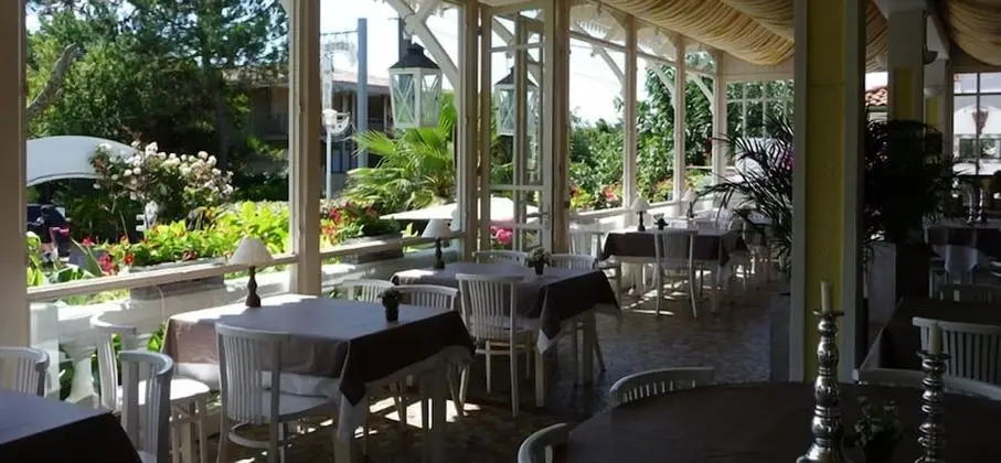 Hôtel des Pins - Yerinde Yemek