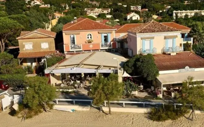 Hôtel Les Flots Bleus - Dış Mekan
