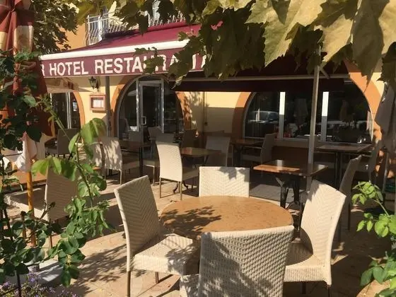 Hôtel Restaurant Le Commerce - Yerinde Yemek