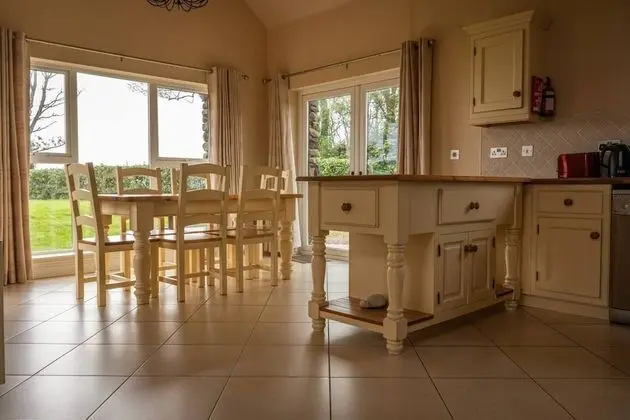 House 3 Dingle Manor Remarkable 3-bed House - Mutfak