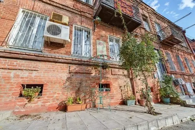 HOUSE 52