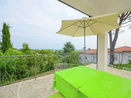 House With Garden & Sea View