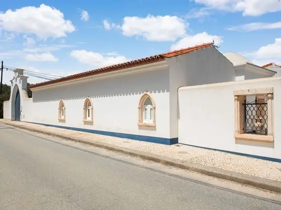 House is Located on a Corner - Dış Mekan