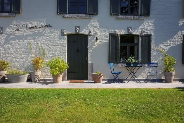 House With Large Garden Next to the Royal Castle of Ciergnon - Dış Mekan