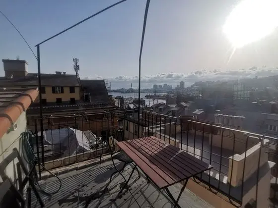 The House on the Roof in Genoa - Oda Düzeni
