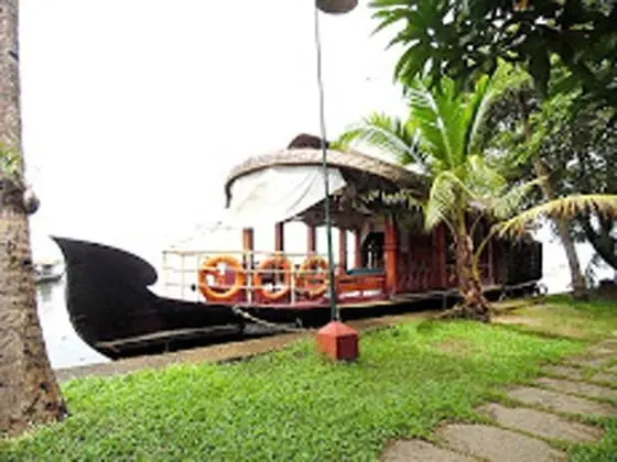Houseboat Cruise in the Backwaters of Kerala