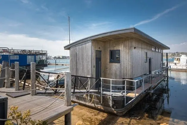 HOUSEBOAT ELEUTHERA