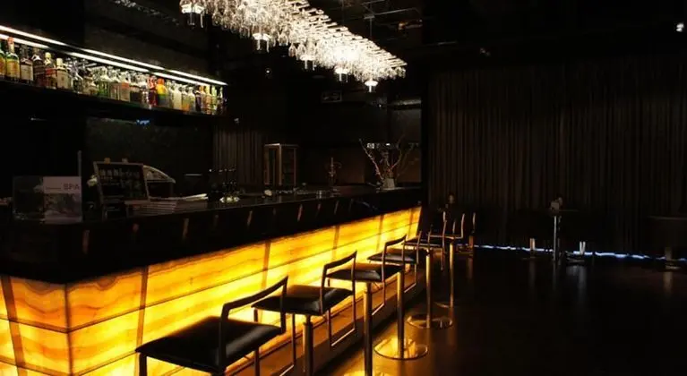 Housing International - Bar