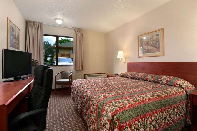 Howard Johnson by Wyndham Portland Airport