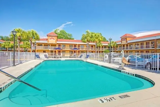 Howard Johnson Express Inn Suites - South Tampa/Ai