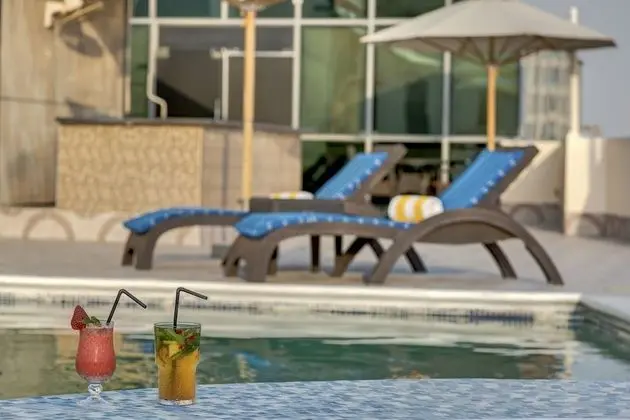 Howard Johnson Plaza By Wyndham Dubai Deira - Havuz