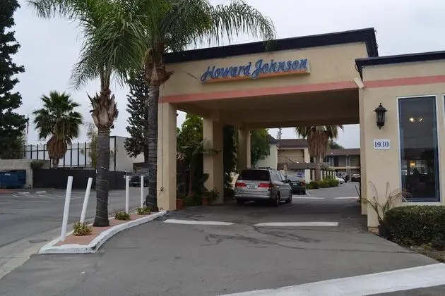 Howard Johnson Hotel & Suites by Wyndham Orange