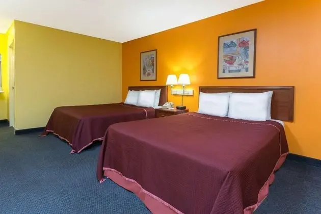 Howard Johnson  & Suites by Wyndham Springfield