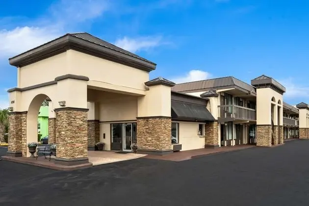 Howard Johnson by Wyndham Airport Florida Mall - Dış Mekan