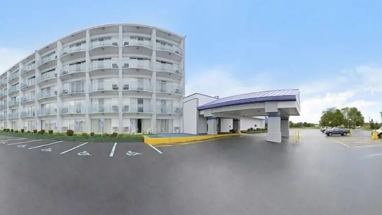 Howard Johnson by Wyndham Benton Harbor