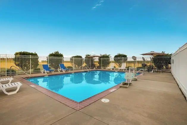 Howard Johnson by Wyndham Bunkie LA - Havuz