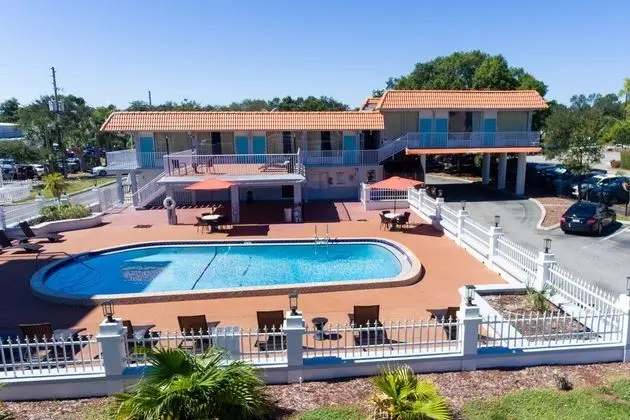 Howard Johnson by Wyndham Clearwater FL - Dış Mekan