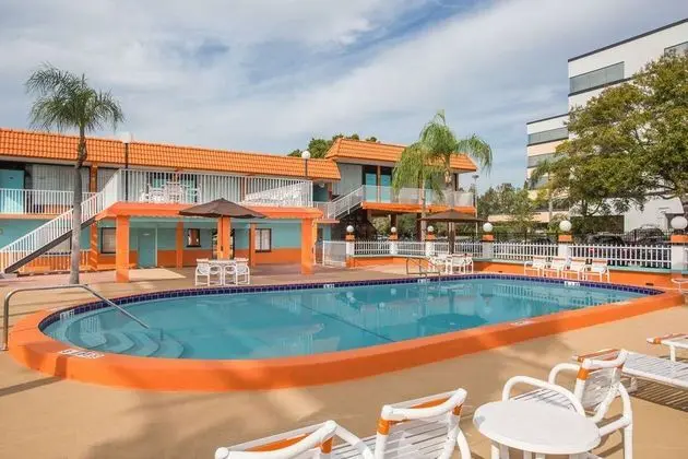 Howard Johnson by Wyndham Clearwater FL - Havuz