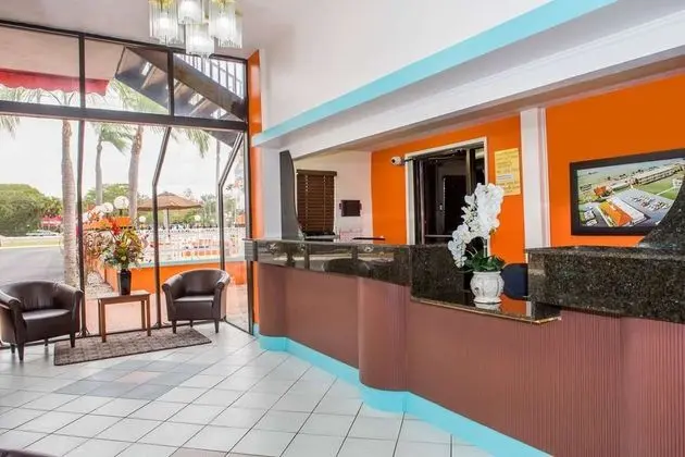 Howard Johnson by Wyndham Clearwater FL - Lobi