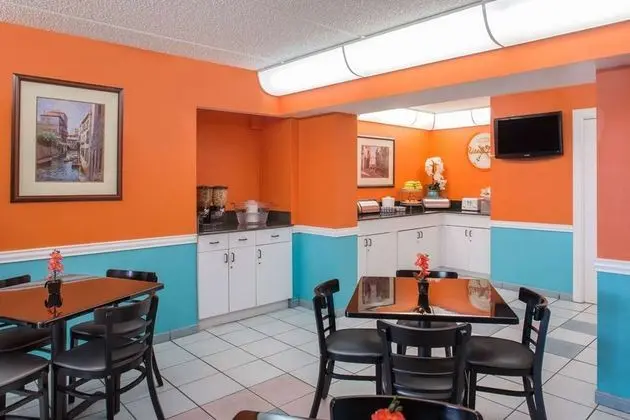 Howard Johnson by Wyndham Clearwater FL - Yeme / İçme