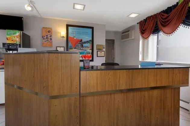 Howard Johnson by Wyndham Colorado Springs - Lobi