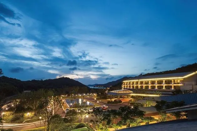 Howard Johnson By Wyndham Dongqian Lake Plaza Ningbo - Dış Mekan