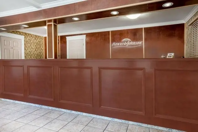 Howard Johnson by Wyndham Downtown Kamloops - Lobi