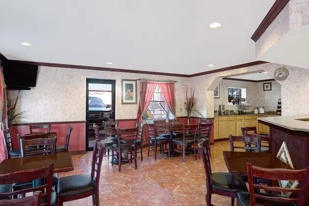 Howard Johnson by Wyndham Ft. Myers FL