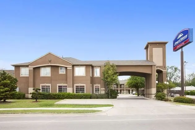 Howard Johnson by Wyndham Grand Prairie Lone Star