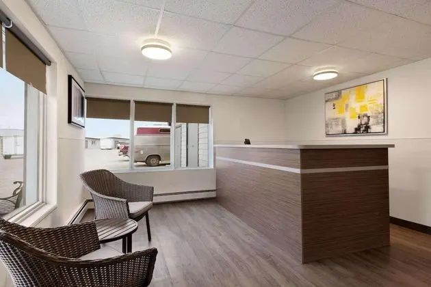 Howard Johnson by Wyndham Grande Prairie - Lobi