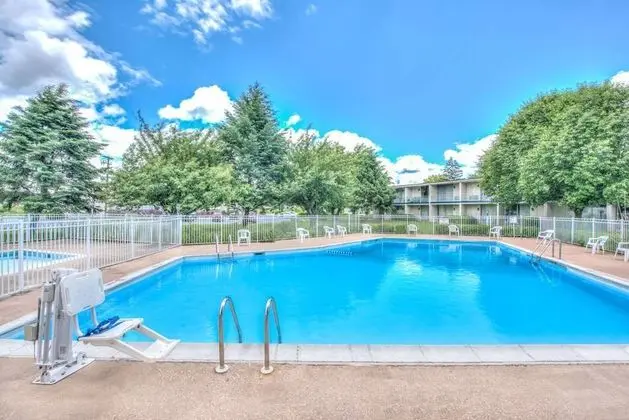 Howard Johnson by Wyndham Harrisburg - Havuz
